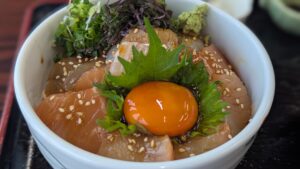 【ドライブイン汐風】ヒラメだけじゃない！幻の魚×名物が一度に味わえる「イトヒラ丼」が最強すぎた
