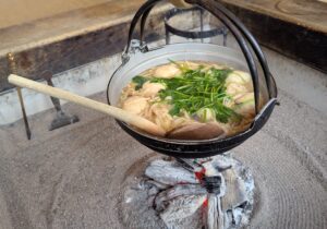 【秋田・乳頭温泉郷】鶴の湯別館「山の芋鍋定食」ランチレポ！雪国で出会う、ふわとろ絶品郷土料理