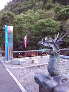 【龍泉洞】「ドラゴンブルー」に心奪われる旅。深淵なる地底の世界へ